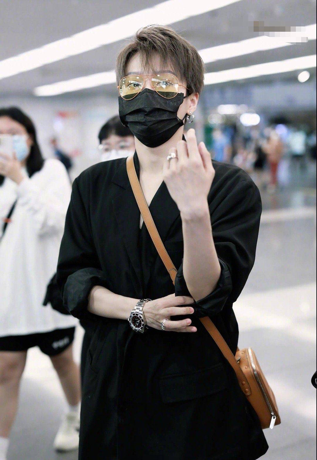 刘雨昕最新机场造型,穿皮裤配西装,网友:比男偶像都帅气!