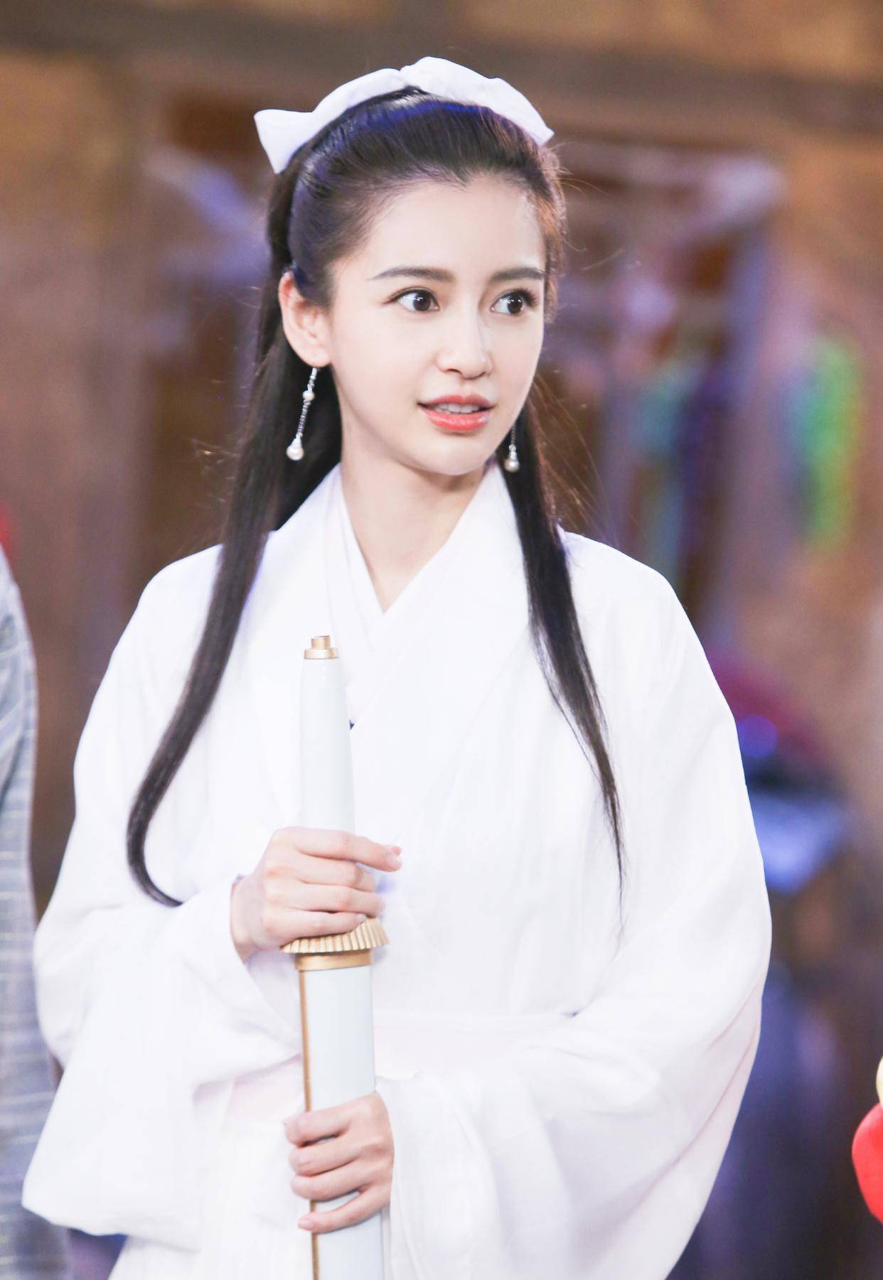 杨颖版"小龙女"美出新高度,一袭白衣仙气飘飘,不输李若彤_古装_造型