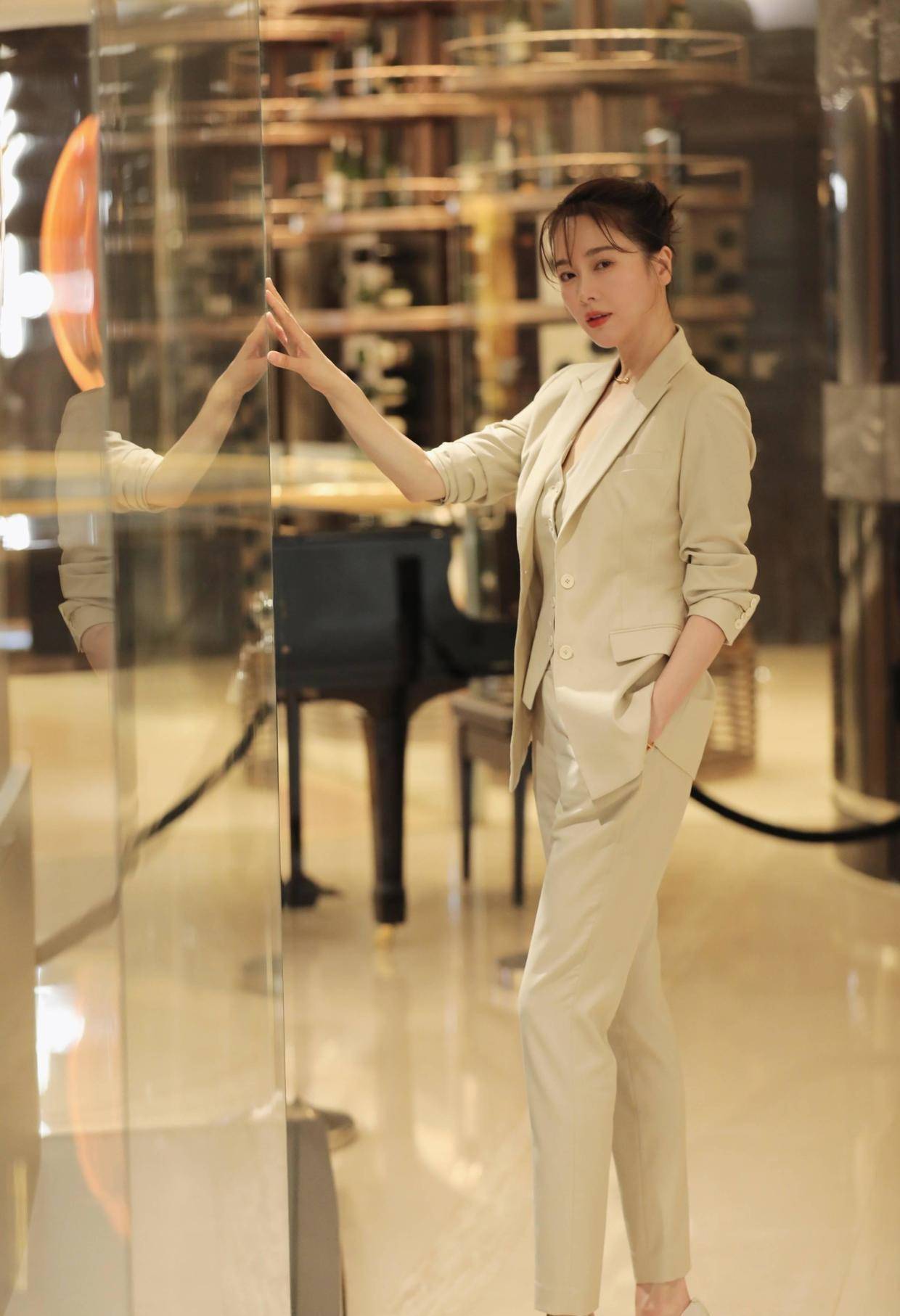 44岁的左小青美如少女穿一件白色t恤搭配紧身裤细腰长腿绝了