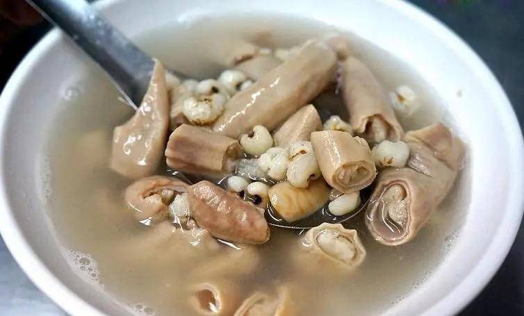 材料:核桃仁35克,枸杞子10克,猪大肠175克,盐6克,葱末,姜未各2克.