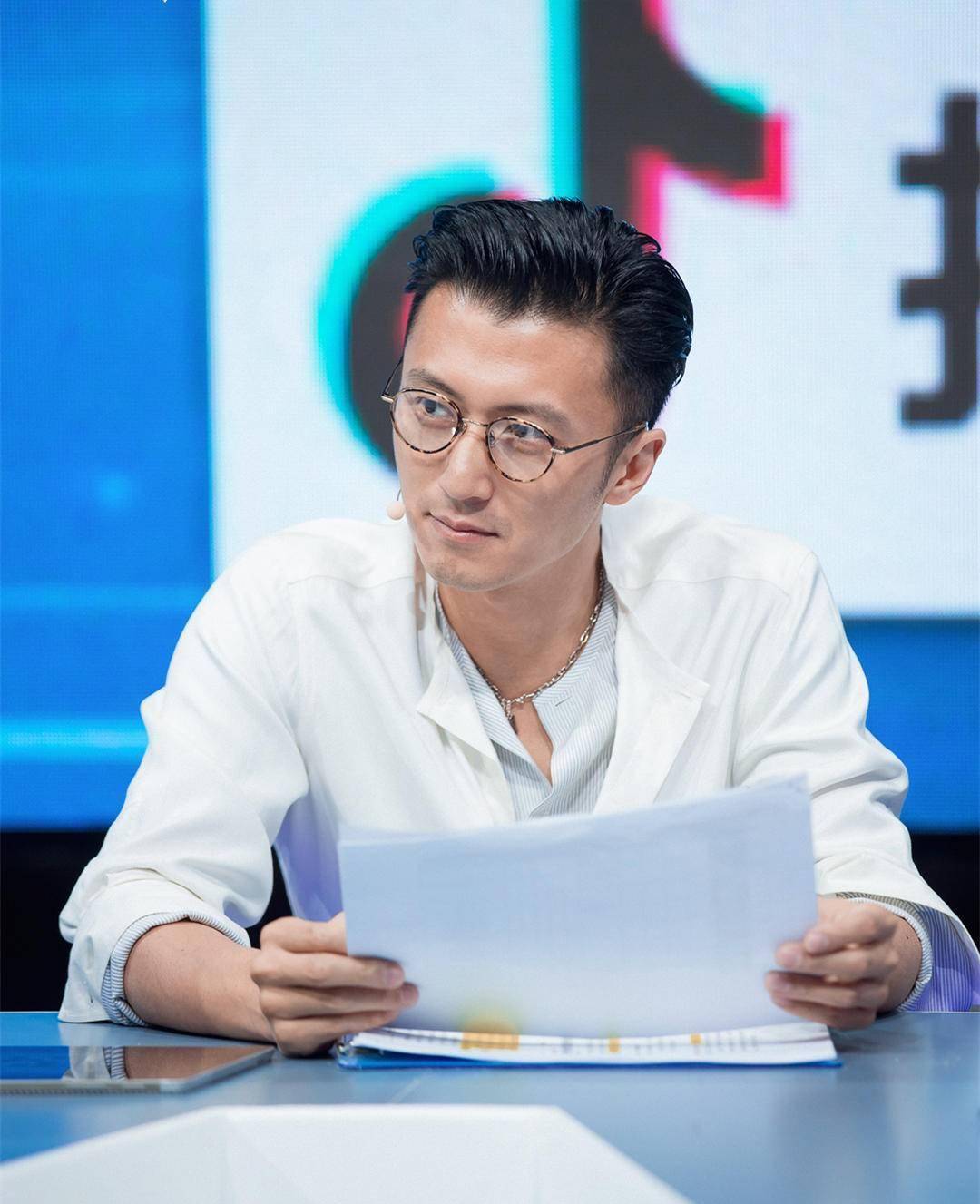 有种狂野叫40岁谢霆锋,故意把上衣撕得破破烂烂,乞丐都不敢穿_气质