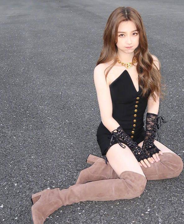 虞书欣为让粉丝看清她新造型,在室外还打灯,蹲地上那刻好惊艳_节目