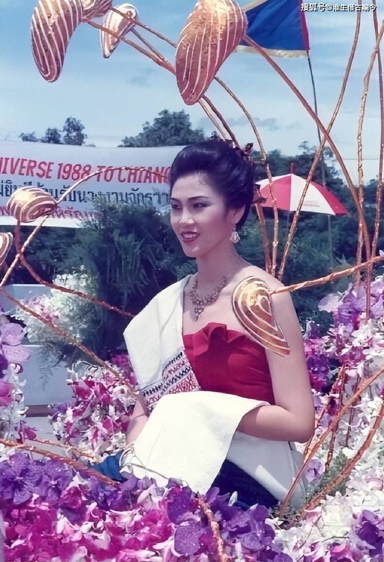 55岁英拉素颜看望哥哥也好美,曾让奥巴马看直了眼,普京忘了握手