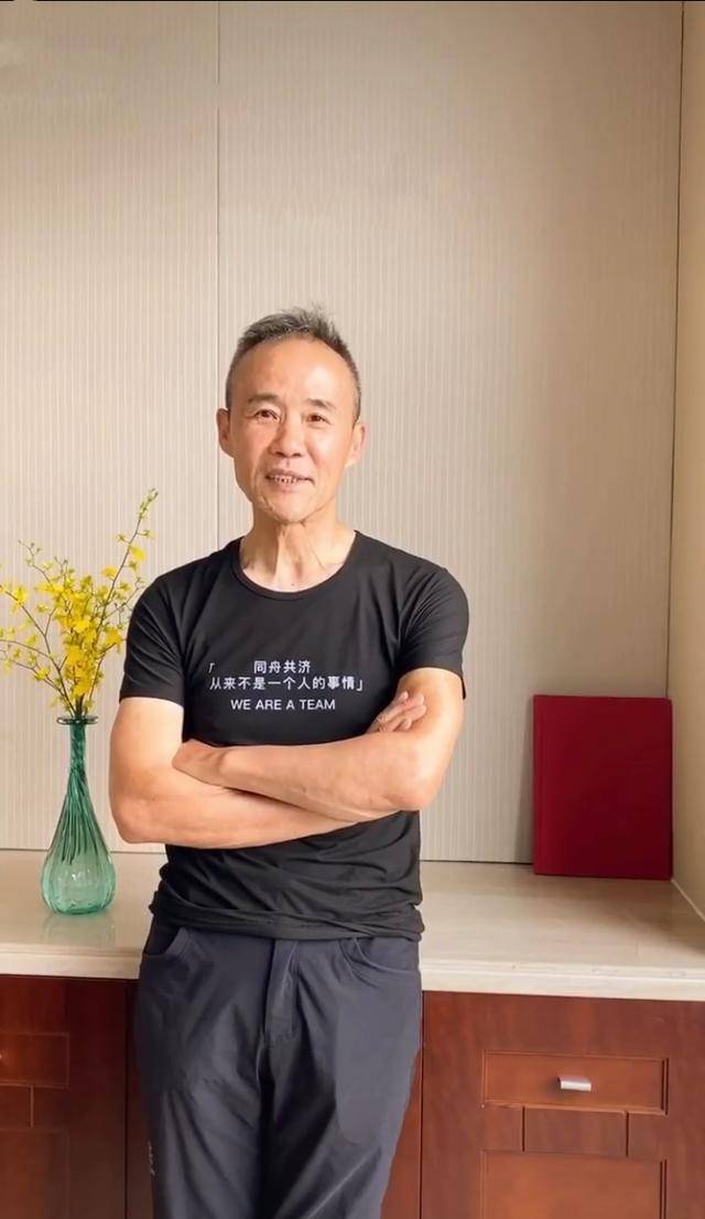 王石平时也会穿其他休闲服饰.他穿着白色衬衣,很阳光的感觉.
