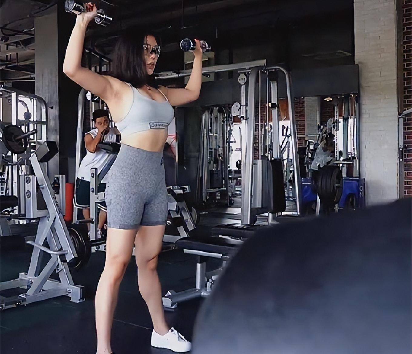 34岁赵奕欢健身房撸铁,穿背心大秀完美身材,举80斤杠铃太轻松_直播