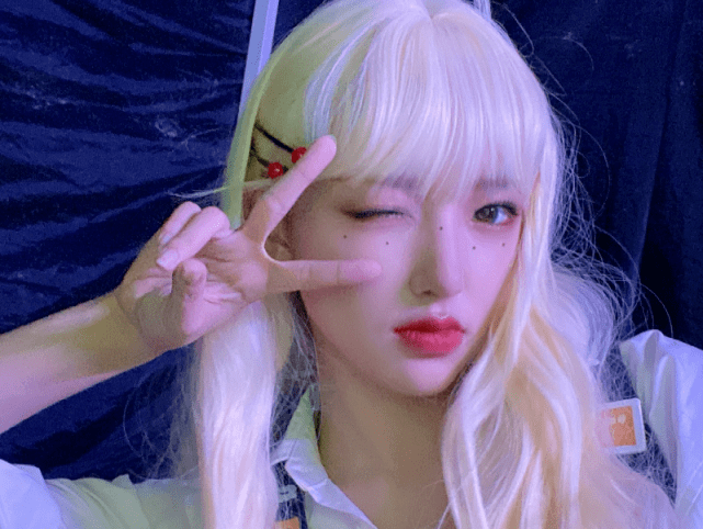 程潇一直都是"芭比发型",当她突发奇想染"白发",美到窒息_造型_风格