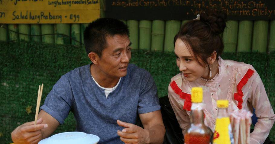 常戎和小17岁妻子同框略显老态,但穿得挺精致,肌肉身材仍然明显_男性