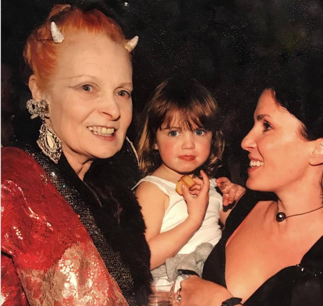 iris law妈妈是是演员兼设计师莎迪·弗罗斯特,1994年因为拍摄电影