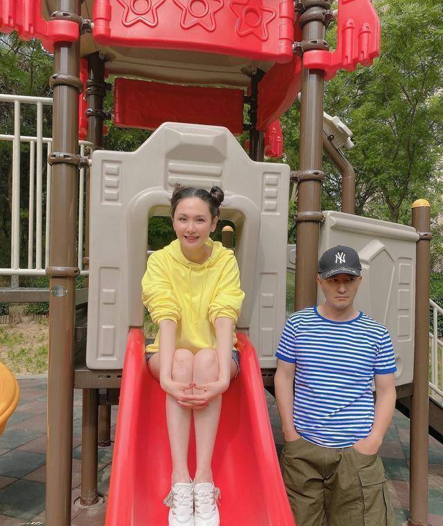 程莉莎"扮美"起来真不赖,黄色卫衣玩下衣失踪,哪吒