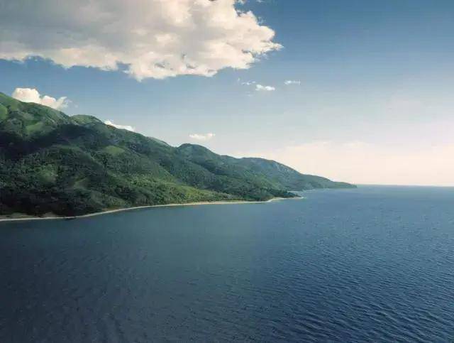 世界上最狭长的湖泊，被称为地球的“泪珠”，淡水量是我国六倍多
