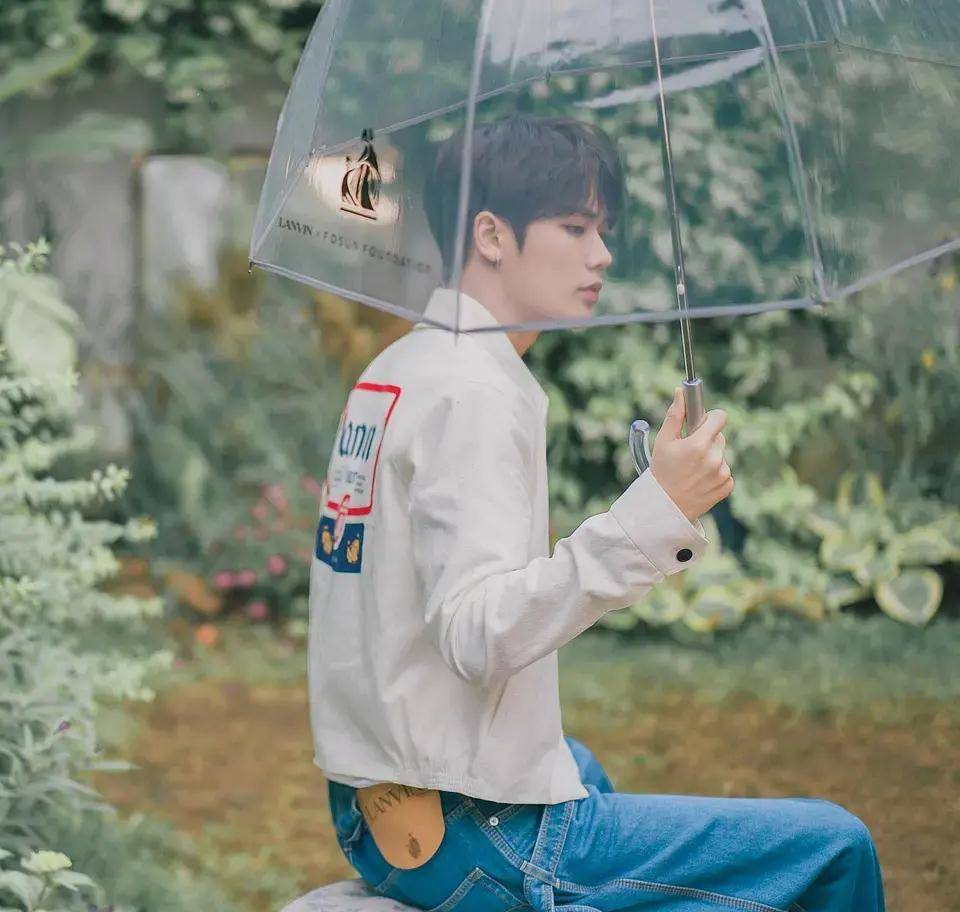 吴亦凡.大佬出街!看着像策划片的氛围感,但