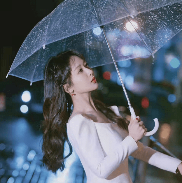 女星撑伞大片好绝,杨紫温柔鞠婧祎纯欲,看到热巴:氛围感拉满_造型