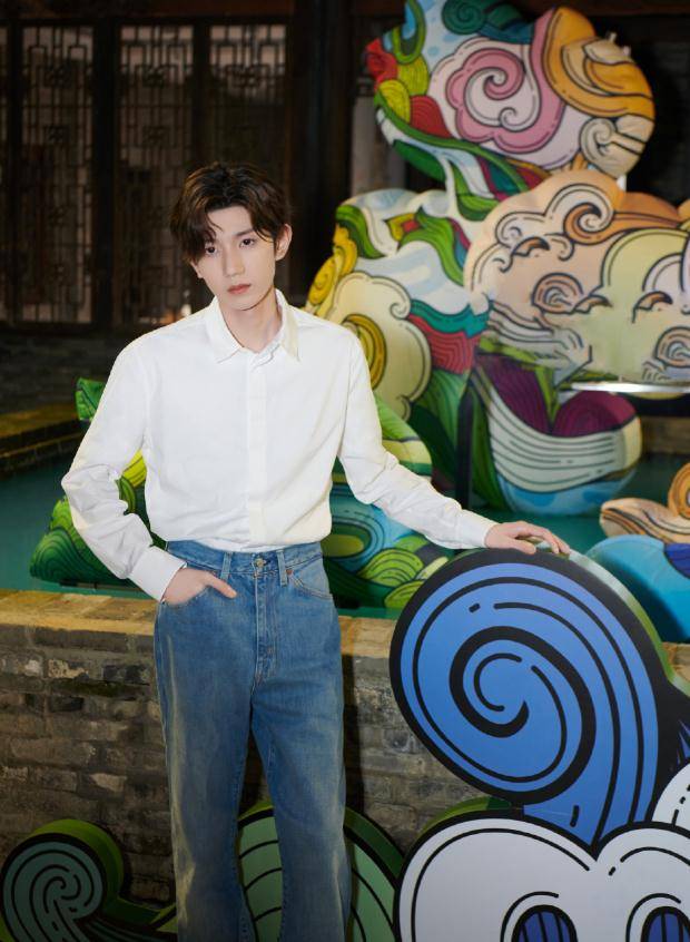 当男星穿粉色成时尚风潮,并非所有人都很娘,看王源就知道_look_衬衣
