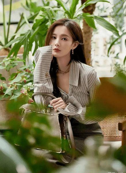 李一桐为秀身材真敢穿,露胃衬衫配超高腰裹身裙,丝袜凉鞋够时髦_时尚