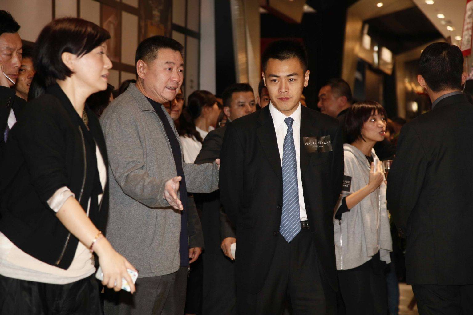 哥哥是风流富豪刘銮雄,刘銮鸿也坐拥百亿,却从来没有任何绯闻_香港_兄弟_华人置业