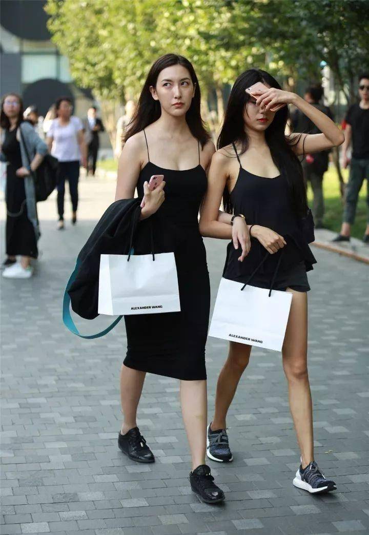 路人街拍,美女青春时尚无极限,女神风采展露无遗,令人百看不厌