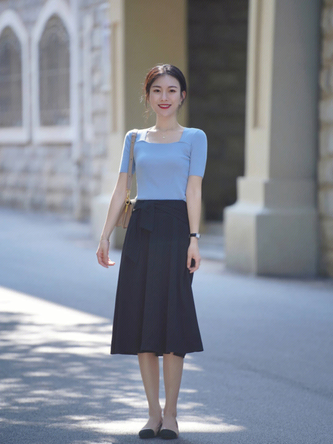 look1:蓝色短袖针织衫搭配黑色半身裙