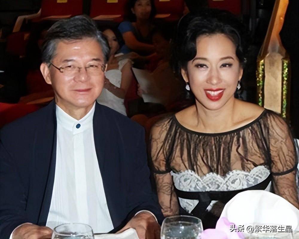 当时何晶杰和罗康瑞离婚的时候,以为她老公只是个傻子,最终还是会复合