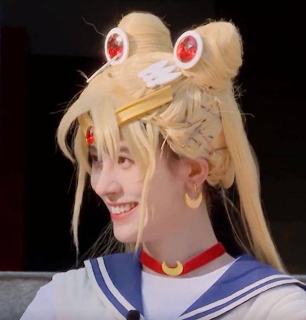 鞠婧祎扮美少女战士,刚出来就被集体嘲笑,看她摆的造型,理解了_小鞠