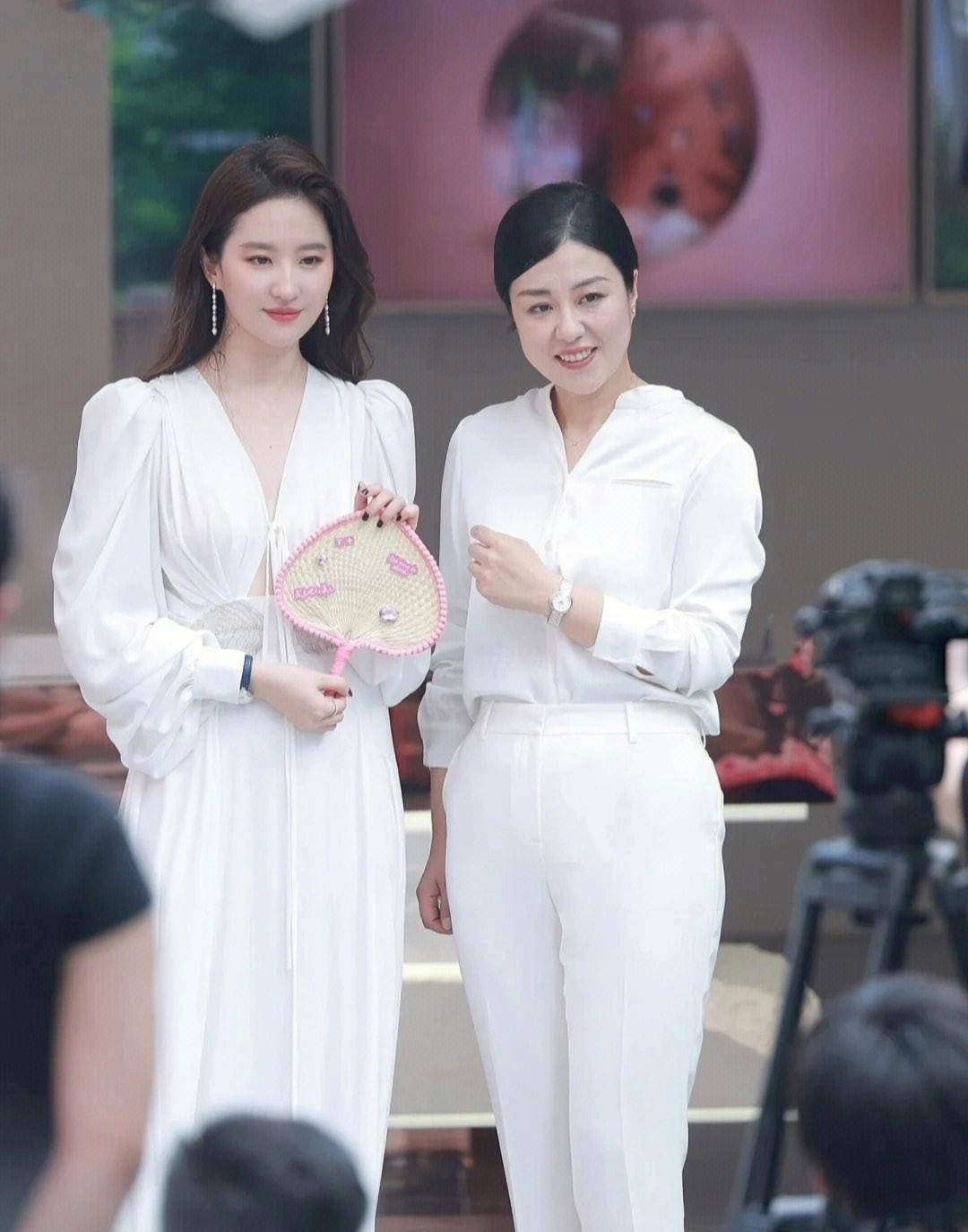 真仙女下凡刘亦菲穿白色礼服回家乡参加活动38岁变成人间烟火