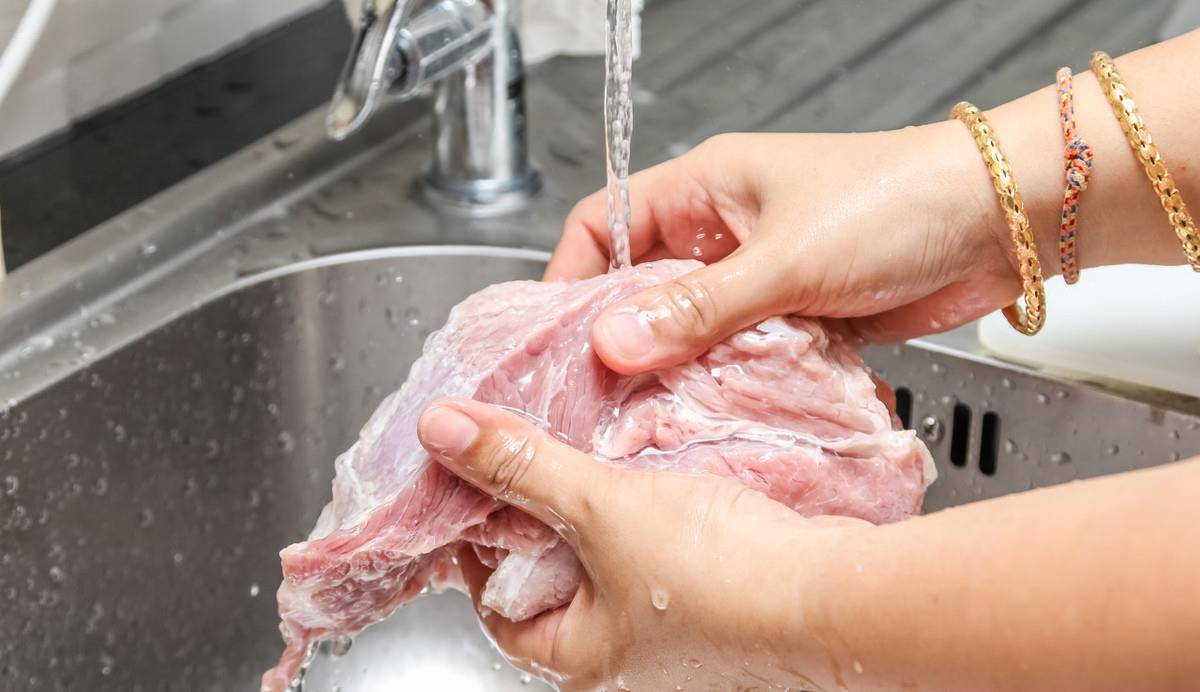 生肉用水龙头直接冲洗,还不如不洗,教你正确清洗生的肉制品_处理_网友