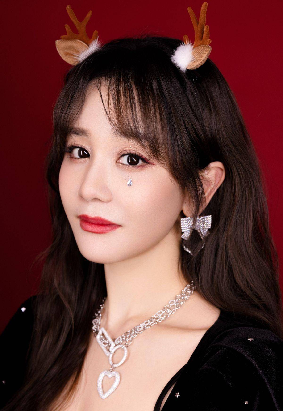 海陆的"苦情脸"太吃亏了,穿大红色长裙亮相,看着一点也不喜庆