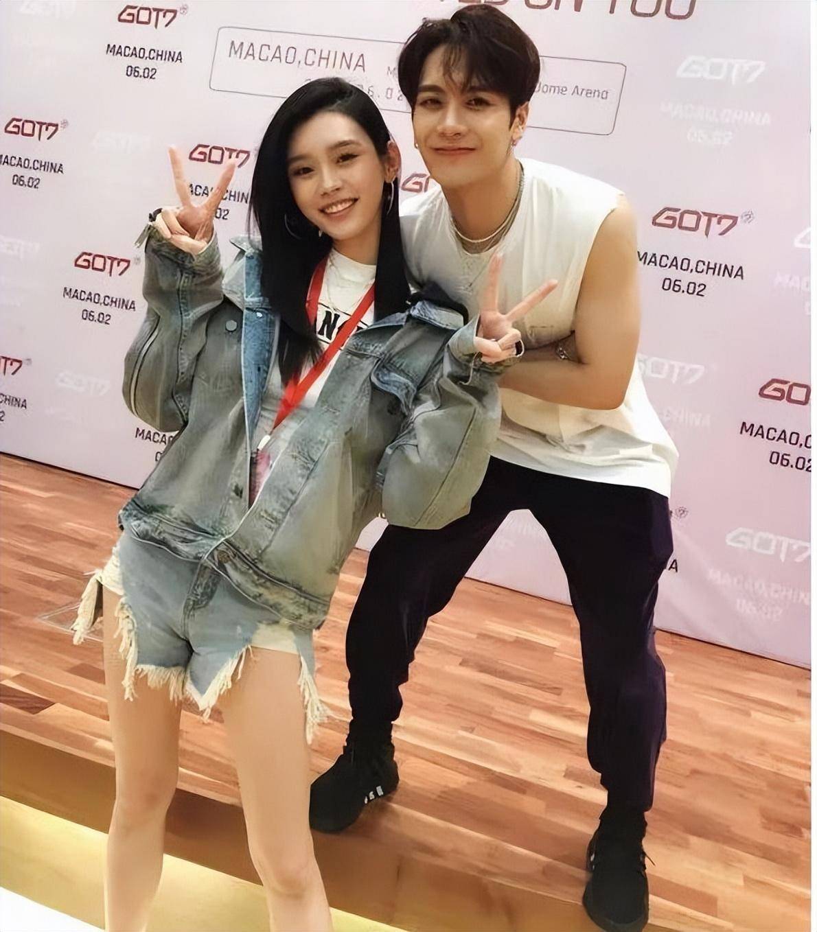 原创绅士爱豆王嘉尔曾帮裴珠泫挡住骚扰男后暖心帮迪丽热巴穿鞋