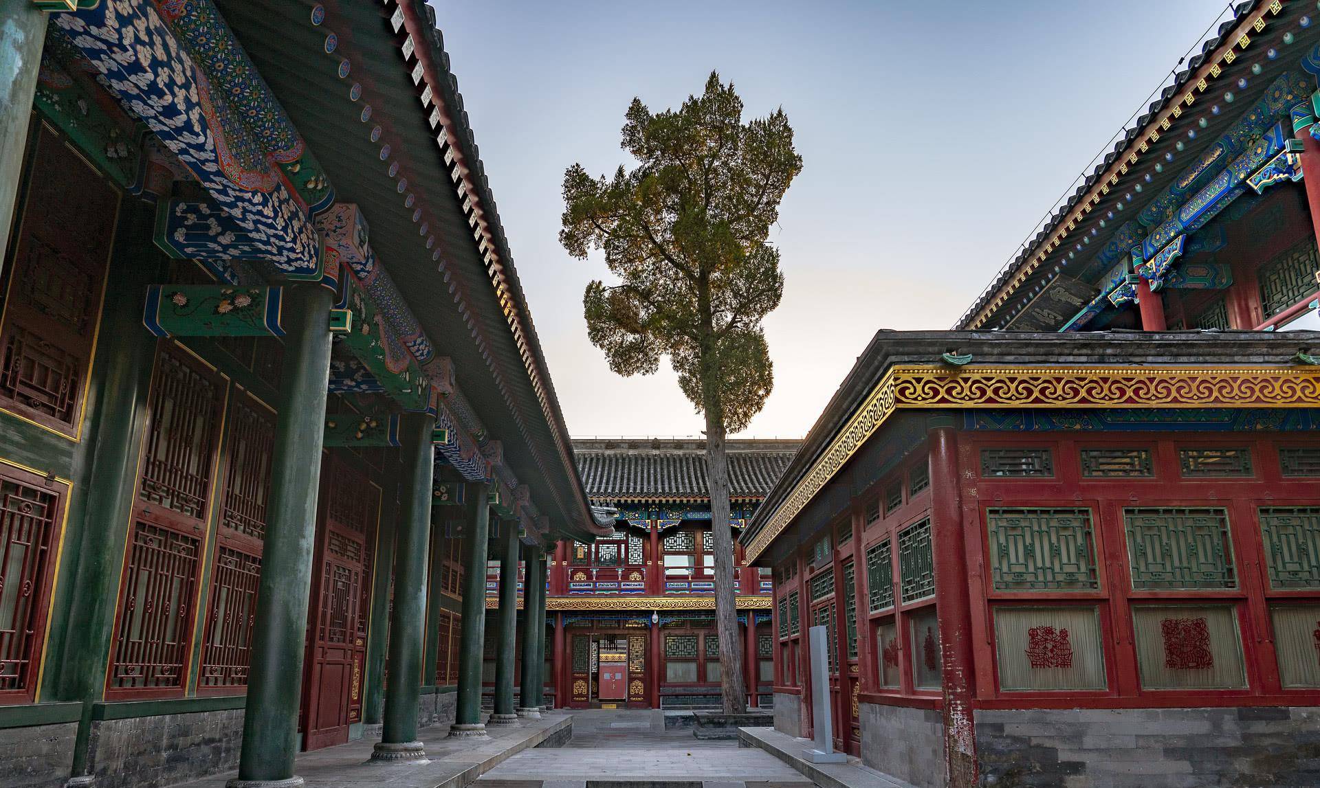 清朝最大的王府仍保留完好，曾经是一所大学，现为5A景区