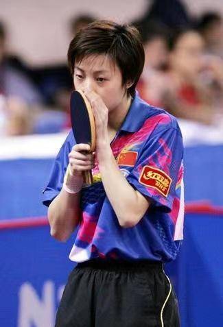 2002年,张怡宁开始迎来属于自己的时代,一举夺得世界杯女单第一和釜山