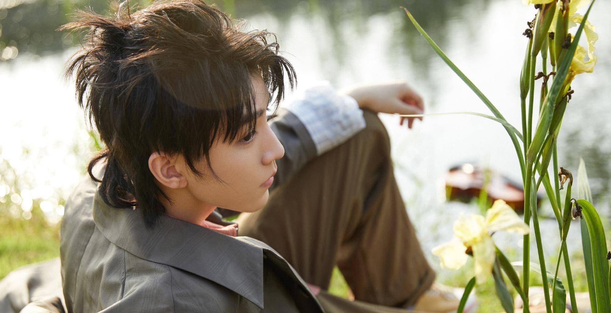 "摘星少年"王俊凯留长刘海挡眼睛?