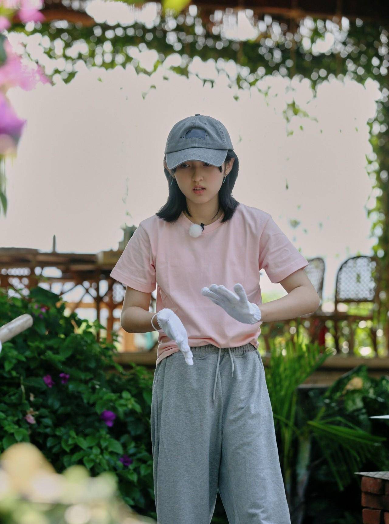 有一种私服叫张子枫穿衬衫,清新得不可思议,真正的少女系穿搭_时尚