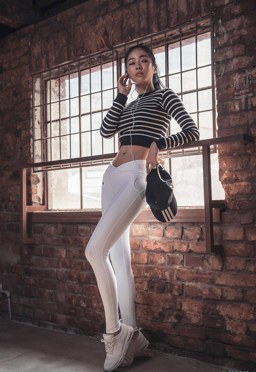 穿瑜伽裤的美女毛坯房里拍写真与其说她很米乐M6 M6米乐时尚不如说她很酷(图5)