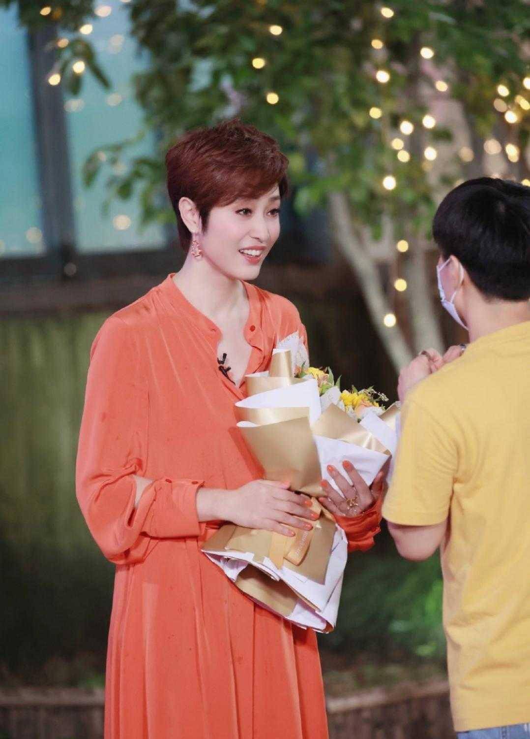 原创陈法蓉真是天生丽质的宠儿穿橘色裙配长靴不俗反而很高级