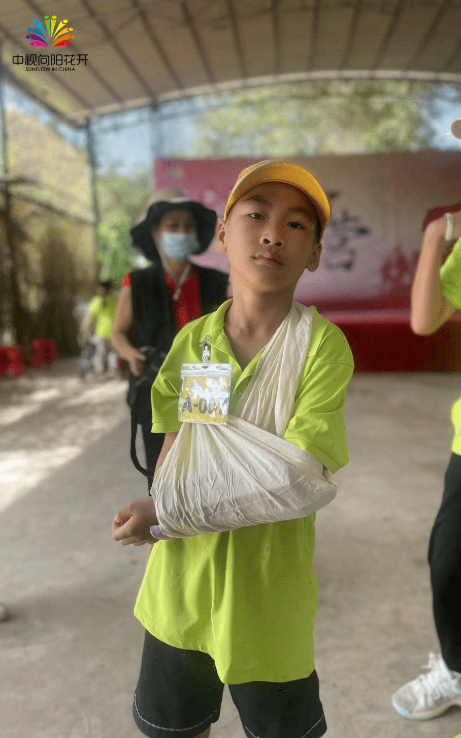 孩子们在教官的指导下,模拟给"骨折"的小伙伴包扎伤处.
