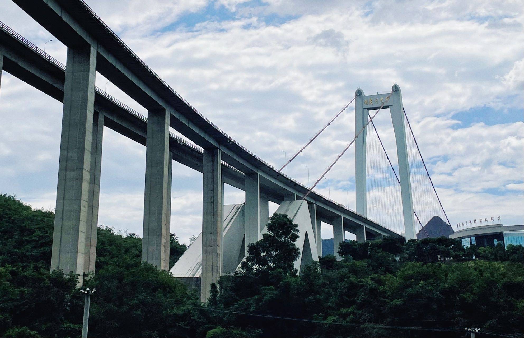 国内跨度第一的贵州悬崖大桥，1小时车程减为4分钟，打破世界纪录