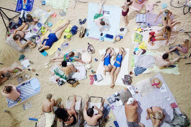 国外举办独特“沙滩展”，成群男女穿泳衣躺室内日光浴，网友看懵