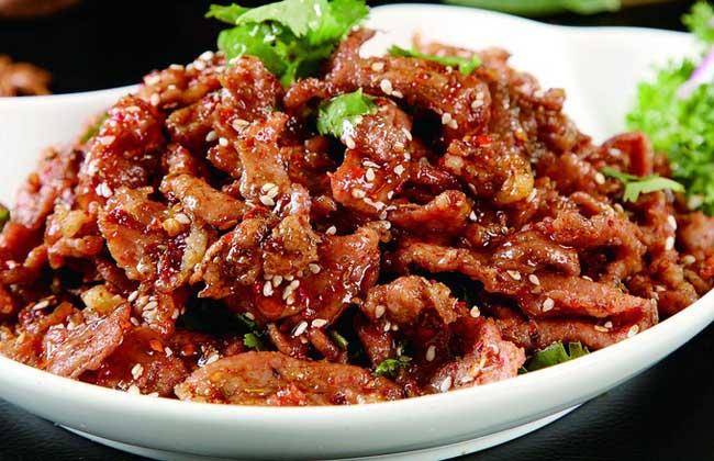 今天要跟大家分享的美食是孜然猪肉,_五花肉_食用油_小盘子