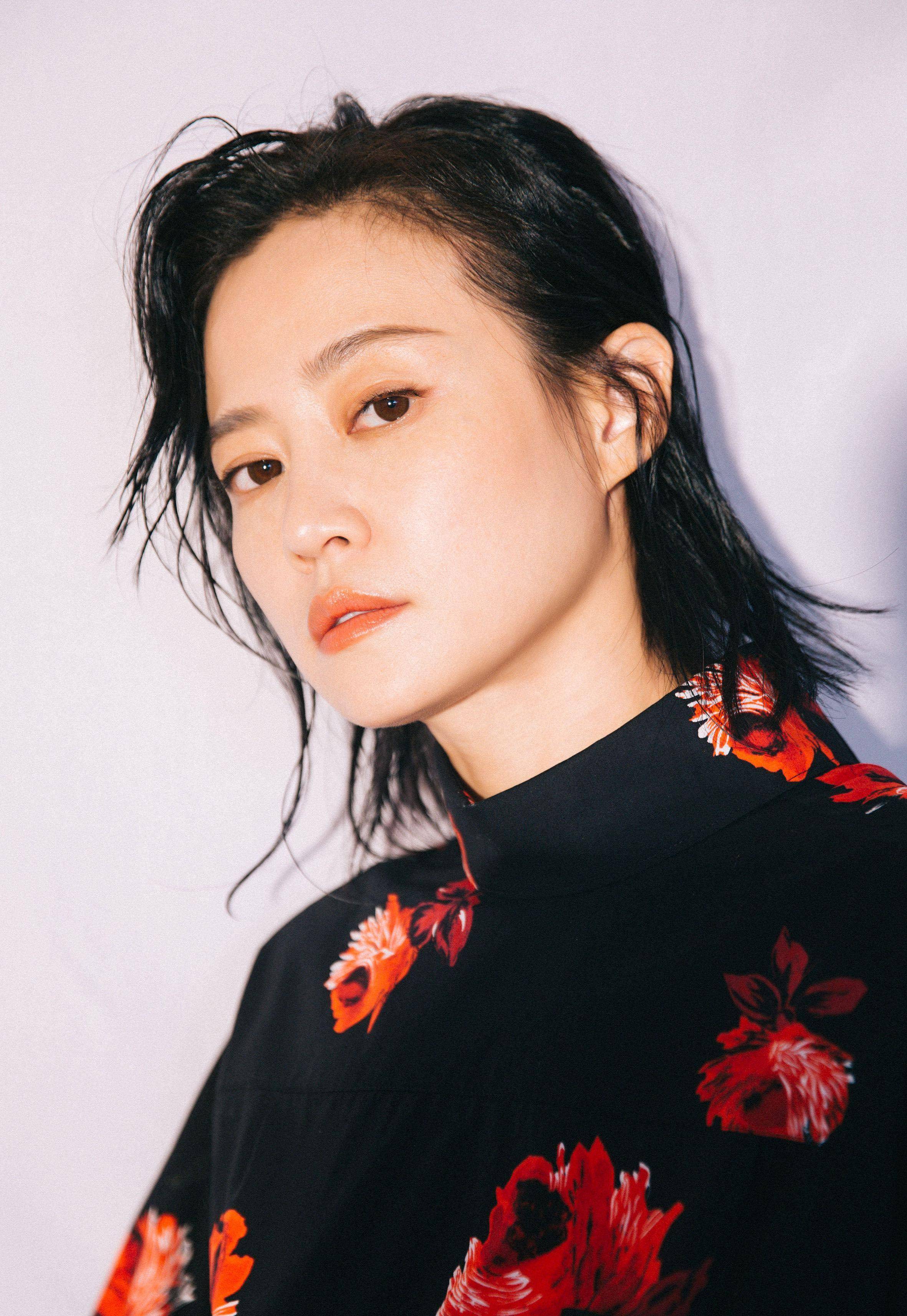 现在的谭卓已经37岁,但在感情上一直没有新闻传出,也许她把自己的热情