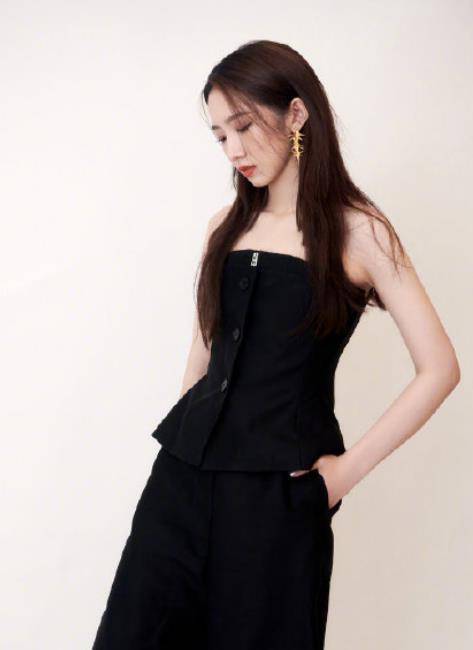 孟美岐的"流光水泥美甲"火了,以为会很丑,近看却显白不止一个度_整体