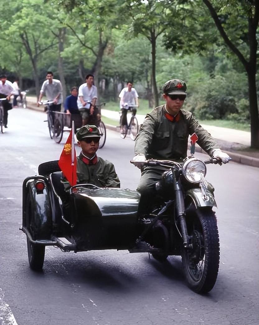 老照片:1981年杭州街頭一瞥,一張抗日戰爭期間的老照片_式軍服_楊大易