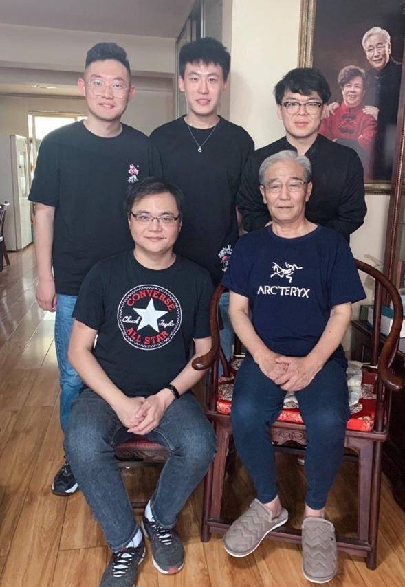 中秋将至,德云社高峰带徒弟拜会名宿,有这样的总教习郭德纲有福_相声