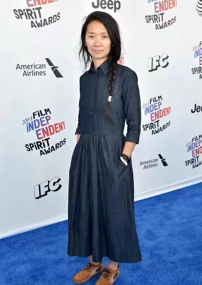 女导演赵婷真自信,穿碎花裙背双肩包走红毯,纯素颜气场却强大_印花