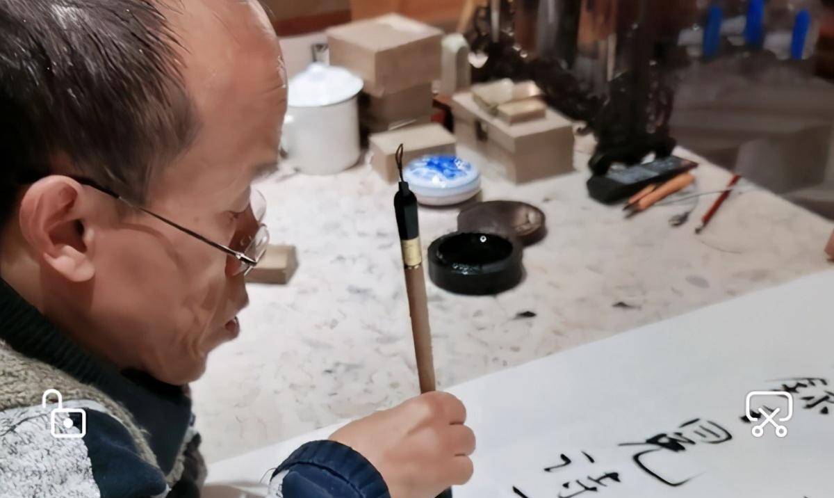 小个子写出了大气魄,"土行孙"许战国也是一位书法家,书法好棒