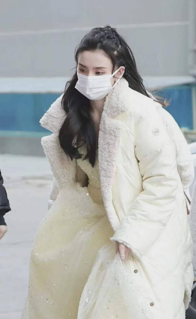 文联春晚明星穿搭:杨幂爱高奢,唐艺昕穿宋茜同款,李易峰撑国货_外套