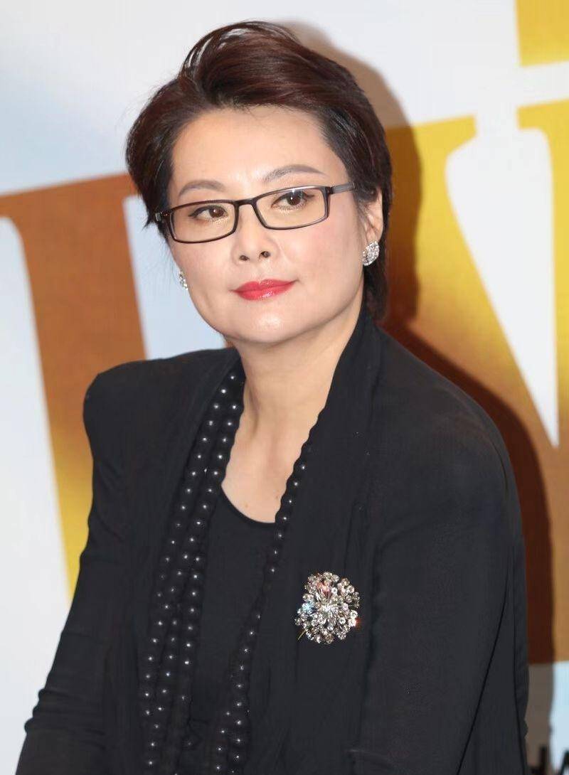 头一回见袁立的女教师打扮,戴三串黑珍珠,留超短发好强势_造型_审美