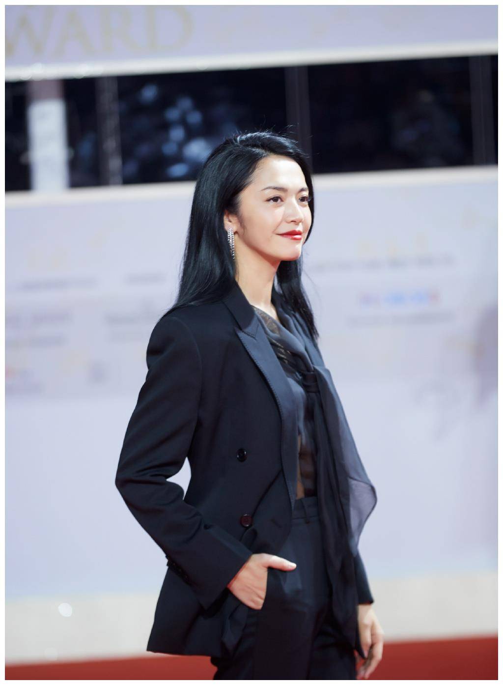 姚晨新造型好撩人,穿薄纱配西服性感魅惑,39岁了一样那么有魅力_大卫