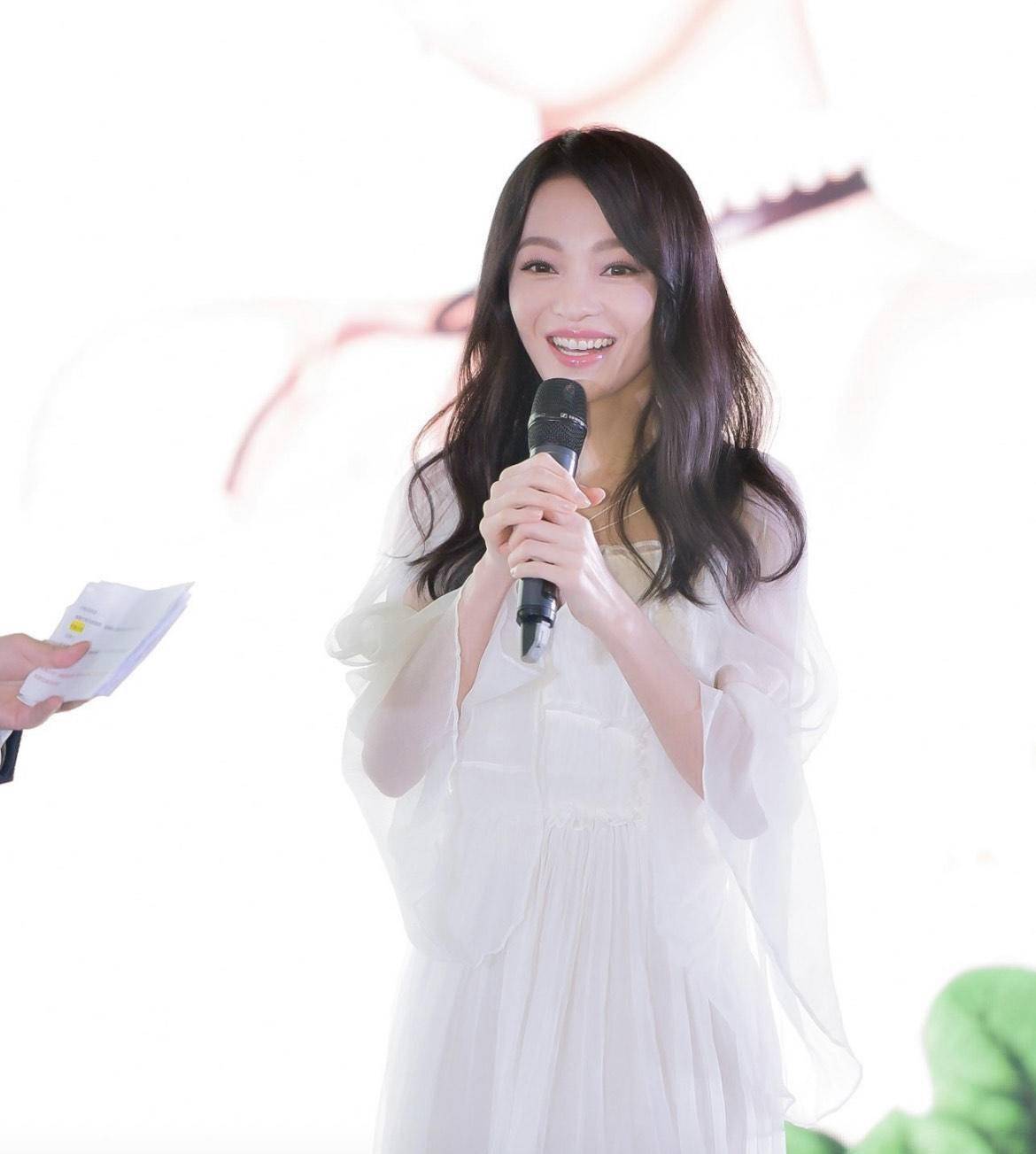 初春火了一种西装,叫张韶涵的"黑西装",一身黑搭配美出新高度_融合