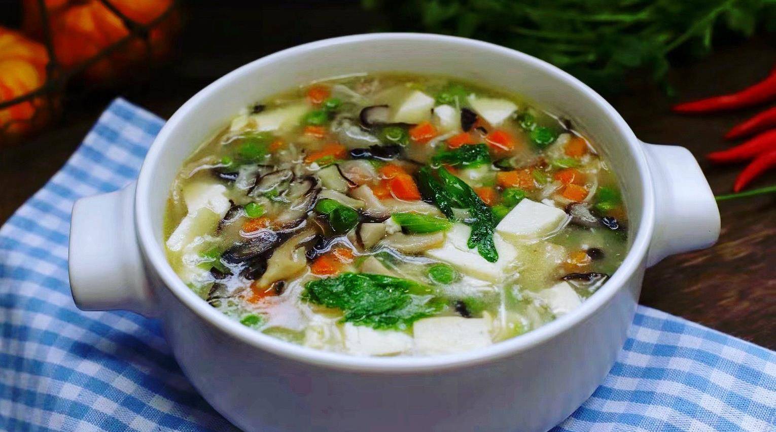 过年必吃的菌菇什锦汤,鲜得掉眉毛,10分钟就能上桌,简单又快手_食材