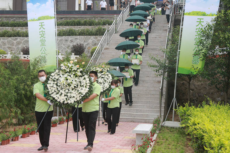 河北石家庄：天安堂纪念公墓举办花坛公益环保葬 节地生态葬将变为常态化