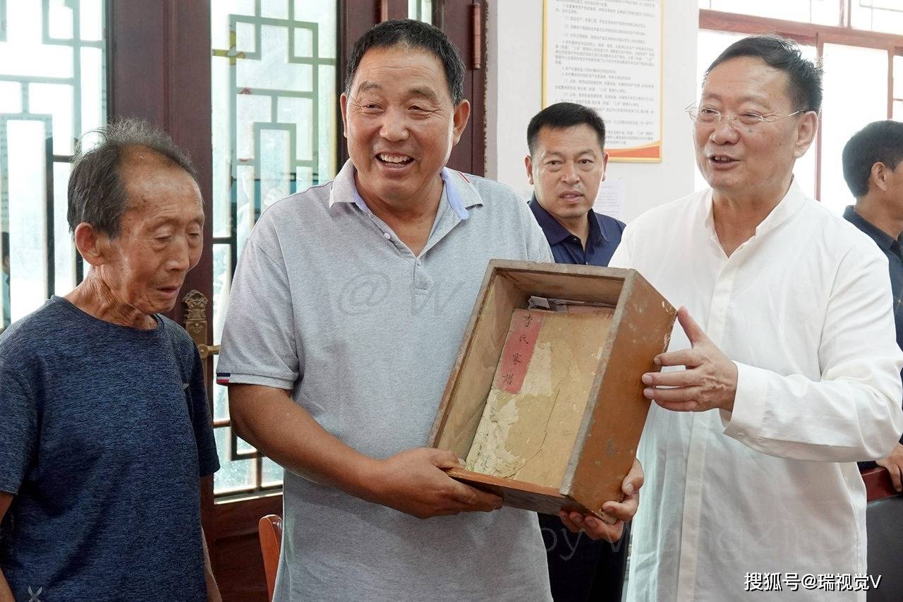 内黄县东庄镇东台头村的李洪太(左,是李氏第二十世孙,高级记者,大河